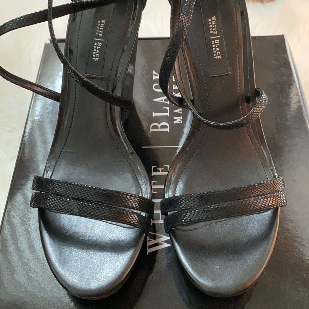 White House black market Black Wedges